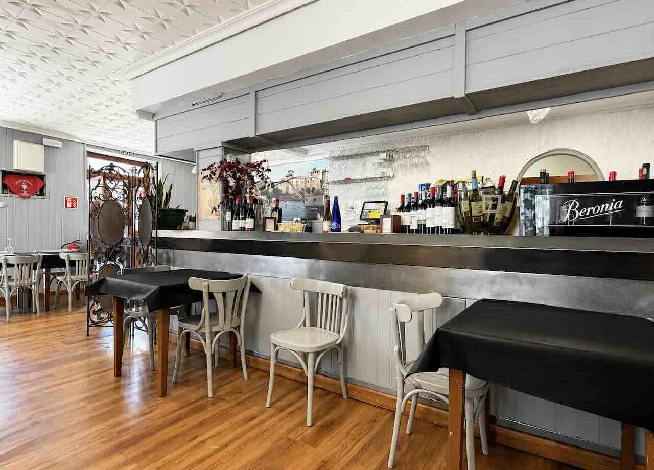 Comedor y barra de La Nuncia by Sergio Toca en Cueto Santander