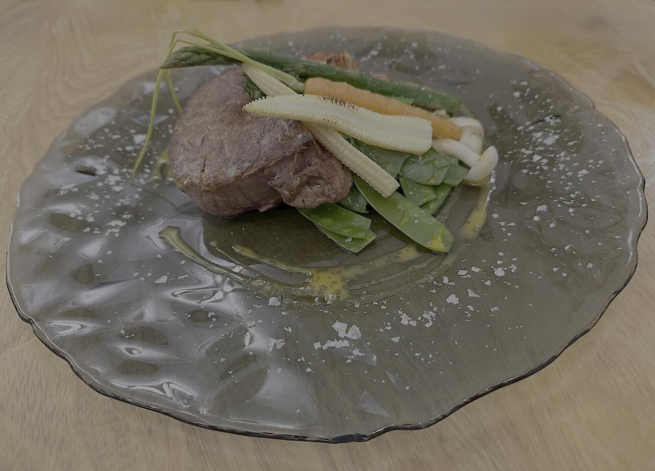 Antídoto Laredo Cantabria - Solomillo con verduritas y mil hojas de bacon y patata