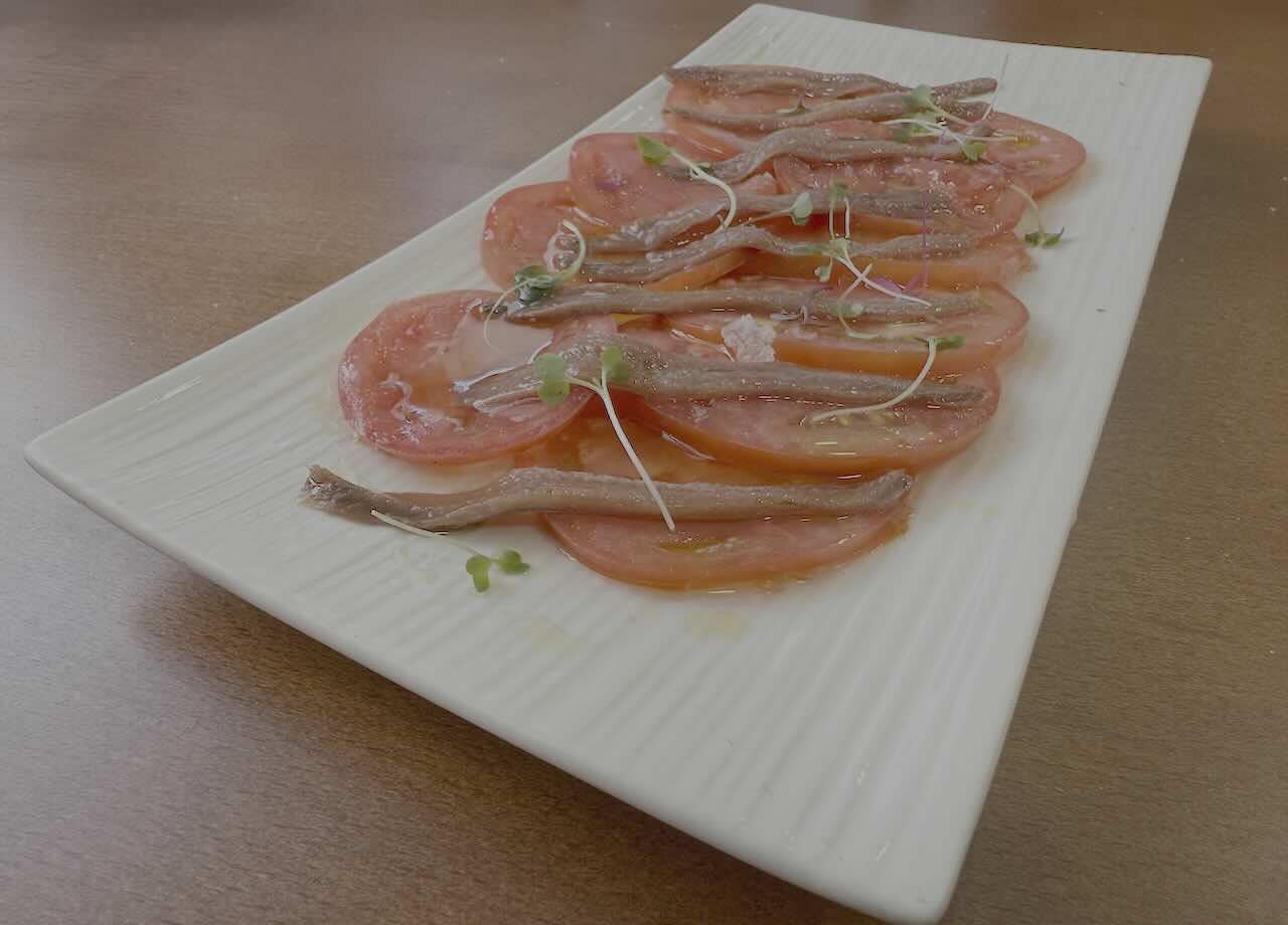 El Chef del Bonito San Miguel de Meruelo Cantabria - Tomate, AOVE y anchoas