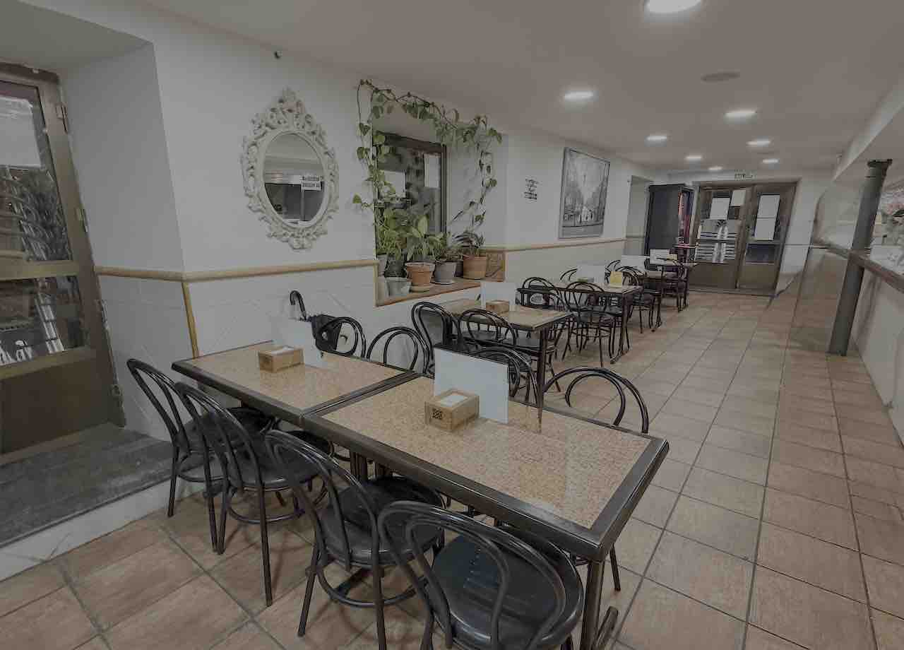 Barra e interior de Cervecería El Marinero en Santoña, Cantabria