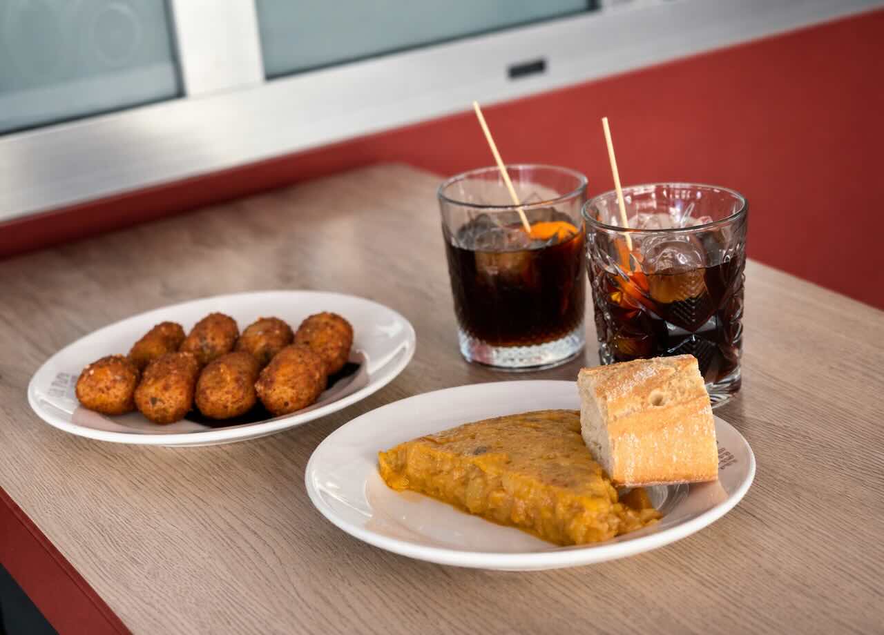 Vermut, tortilla y croquetas del Bar Pepe en Somo (Ribamontán al Mar, Cantabria)