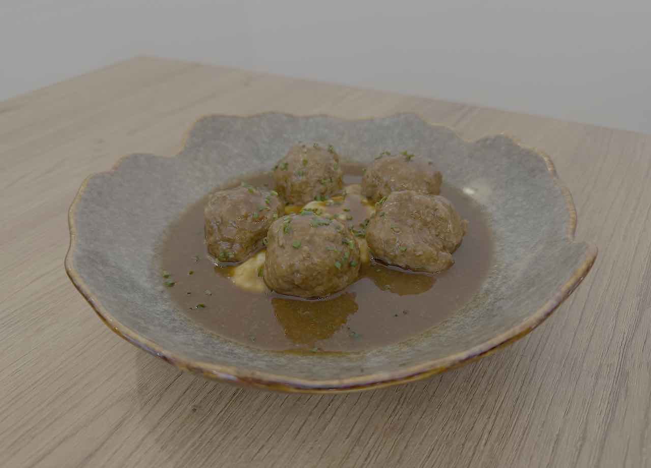 Albóndigas de carne al vino tinto de la Arrocería La Jibia en Muriedas (Camargo, Cantabria)