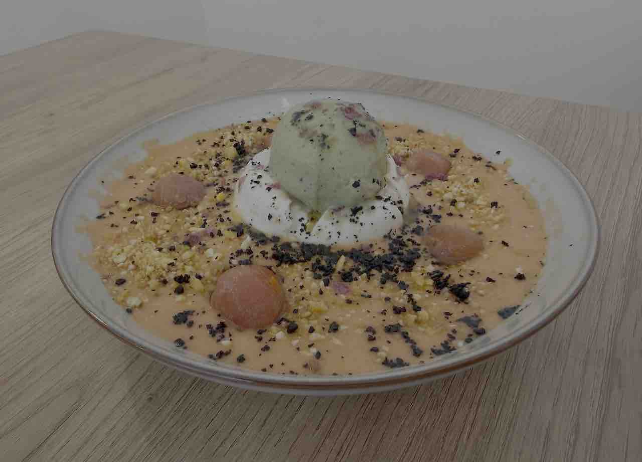 Burrata con salmorejo, cherrys y polvo de aceituna negra de la Arrocería La Jibia en Muriedas (Camargo, Cantabria)
