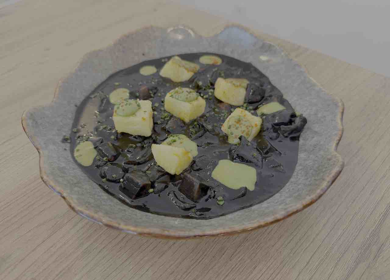Guiso de Jibia en tinta con patata baby al mojo y ali oli de la Arrocería La Jibia en Muriedas (Camargo, Cantabria)