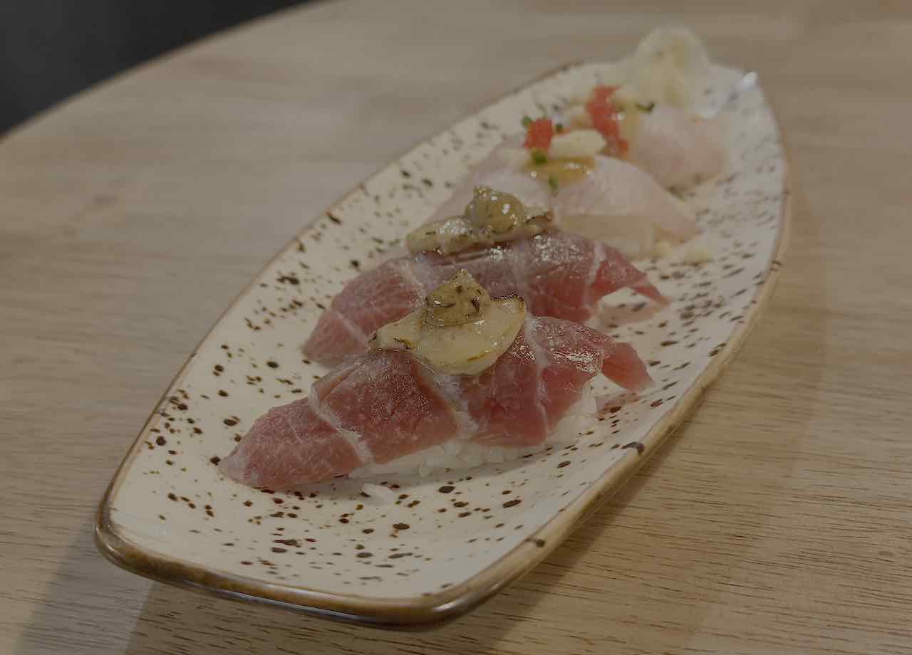Nigiris de toro y foie flambeado y de pez limón, mayonesa hoisin y tonsaku e Bandido Food Club en Loredo (Ribamontán al Mar, Cantabria)