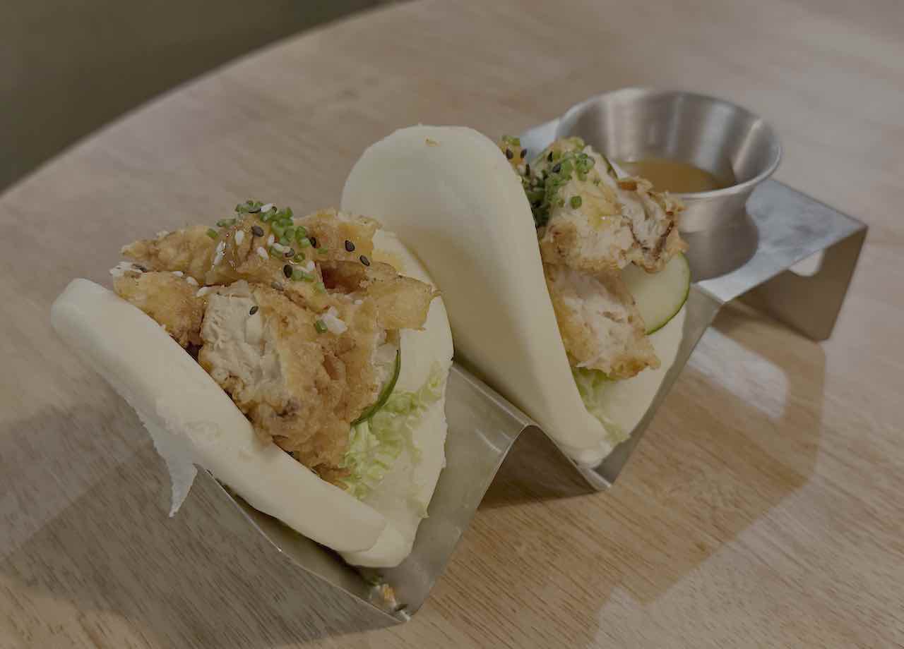 Pan bao de katsu curry y encurtidos e Bandido Food Club en Loredo (Ribamontán al Mar, Cantabria)