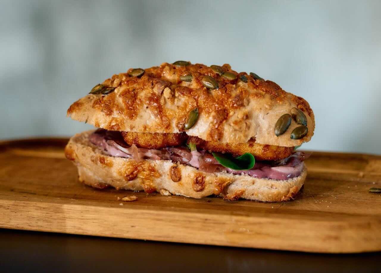Bocadillo de queso de Kevin Díaz de Casa Lucita con Flor de Guía premiado en España