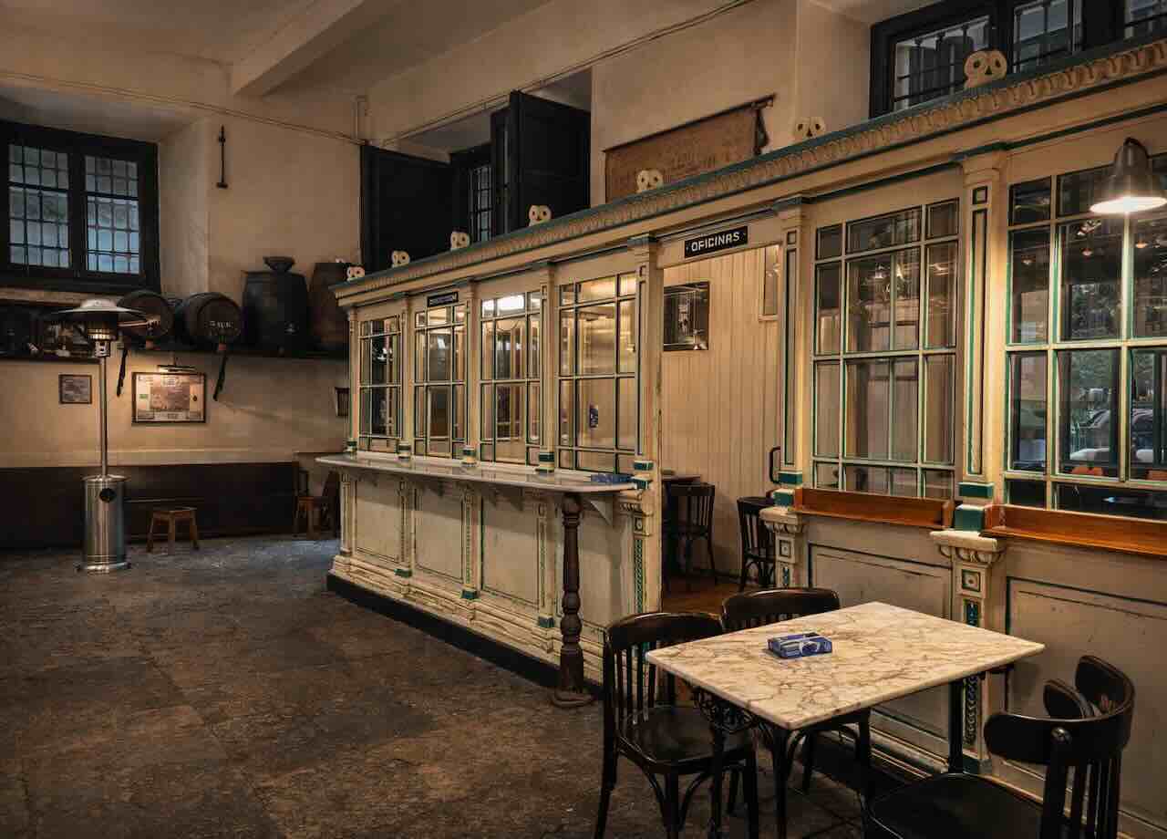 Interior de Bodega La Conveniente en Santander, Cantabria