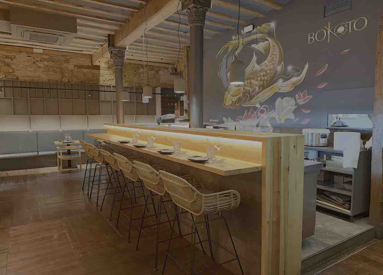 Barra de Bokoto Japanese Sushi Club en la calle Portales de Logroño, restaurante japonés contemporáneo con sushi y bodega riojana