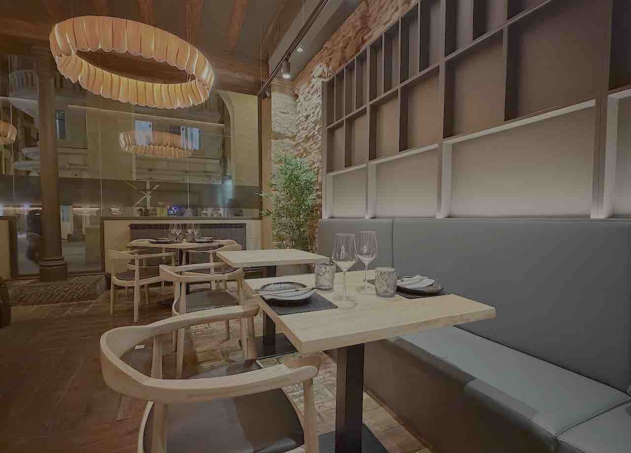 Comedor de Bokoto Japanese Sushi Club en la calle Portales de Logroño, restaurante japonés contemporáneo con sushi y bodega riojana