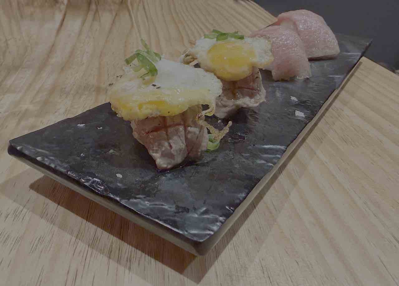 Niguiris de ternera y huevo y de maguro otoro de Bokoto Japanese Sushi Club en la calle Portales de Logroño, restaurante japonés contemporáneo