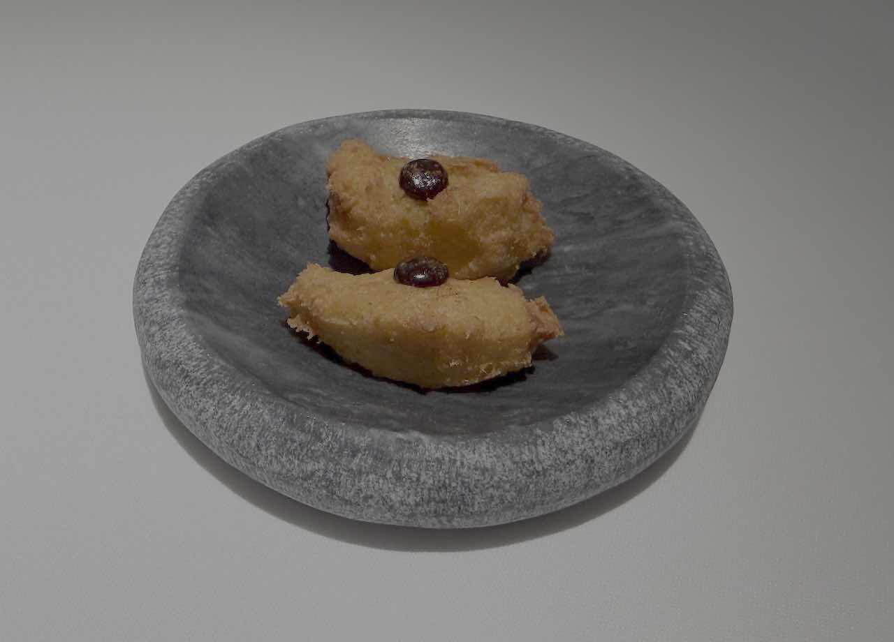 Buñuelos de merluza, alioli de ajo negro y polvo de chiles · Restaurante Juan Carlos Ferrando · Logroño · La Rioja