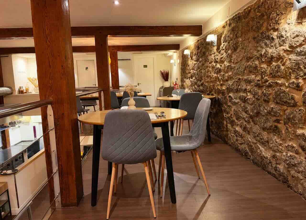 Casa Cirana comedor pared de piedra Santander
