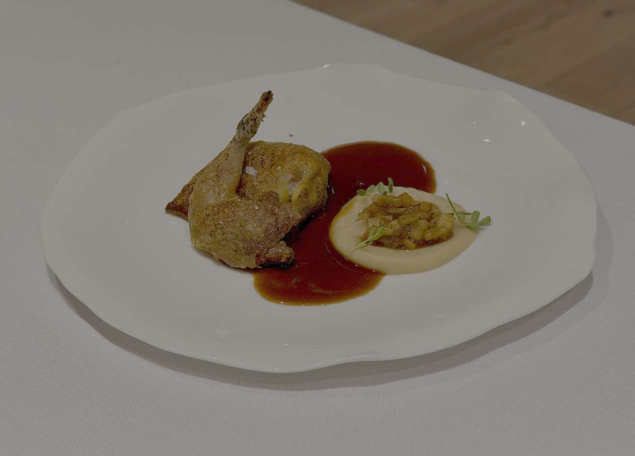 Codorniz rustida con jugo escabechado y cebolleta del restaurante Ikaro* en Logroño, La Rioja
