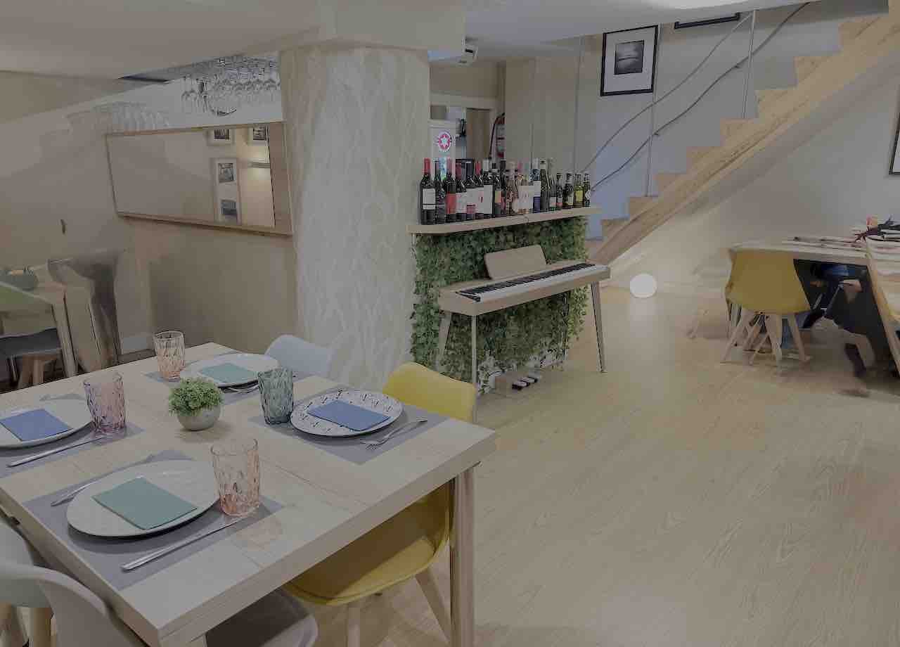 Comedor del restaurante Marcello, en la calle Floranes de Santander, referente de cocina italiana clásica en Cantabria.