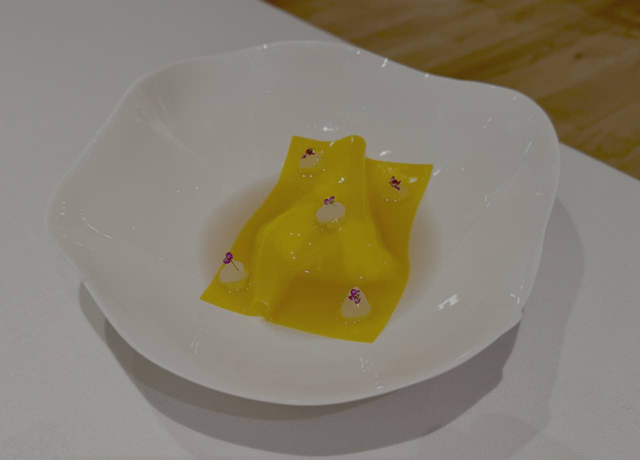 Cuajada de oveja con velo de mango del restaurante Ikaro* en Logroño, La Rioja