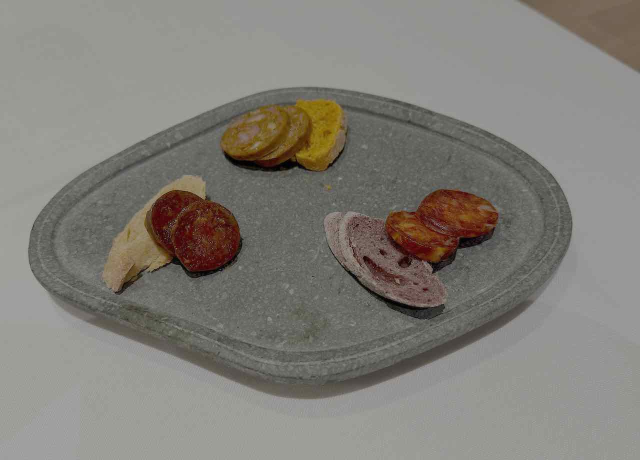Chorizo ambateño con pan de papa y achiote del restaurante Ikaro* en Logroño, La Rioja Chorizo riojano con pan de vino del restaurante Ikaro* en Logroño, La Rioja Chorizo vasco con pan de maíz talo del restaurante Ikaro* en Logroño, La Rioja