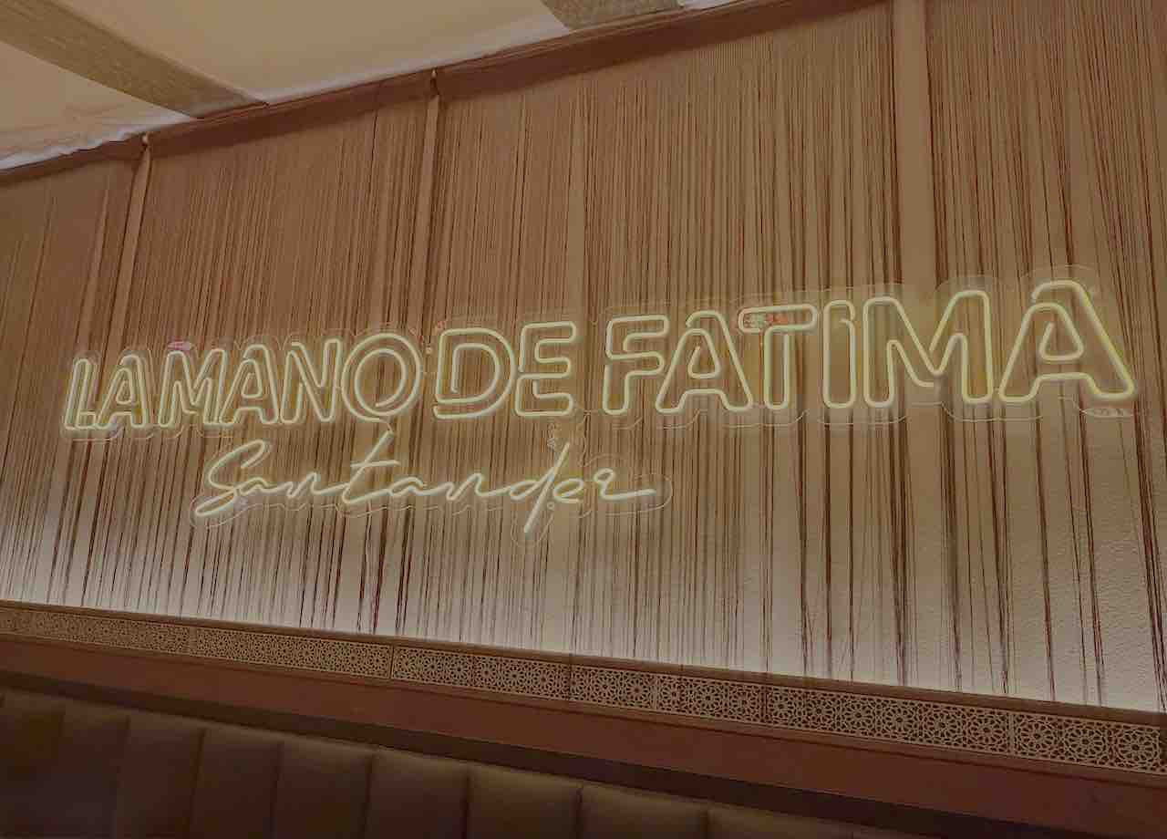 Detalle del interior de La Mano de Fátima, restaurante marroquí en Santander, Cantabria