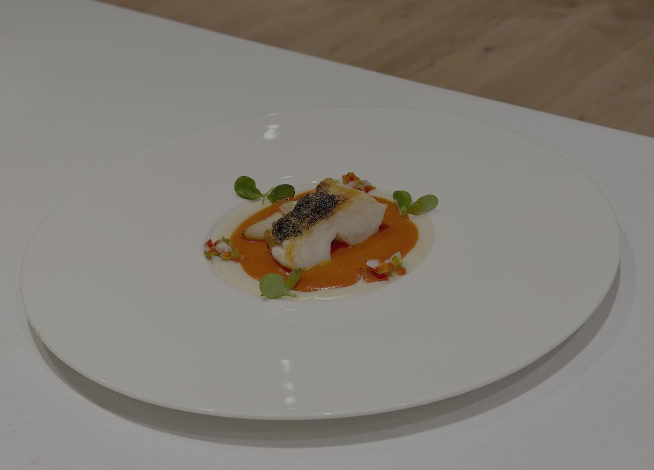 Lubina a la parrilla con menier de pimientos asados y cebolleta en texturas del restaurante Ikaro* en Logroño, La Rioja