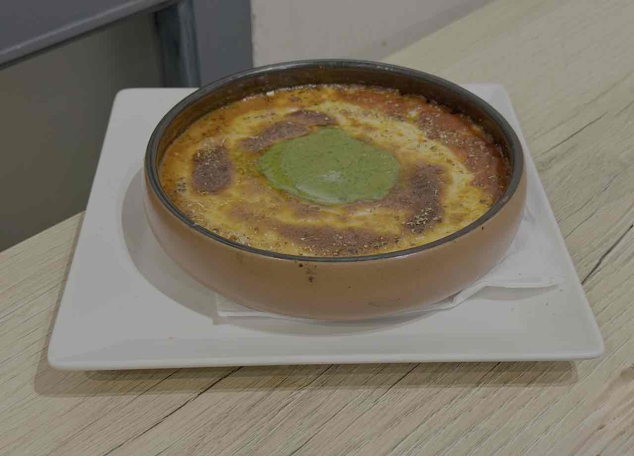 Provolone al horno con salsa marinara del restaurante Marcello, en la calle Floranes de Santander, referente de cocina italiana clásica en Cantabria