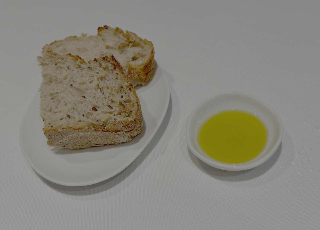 Pan y aceite del restaurante Ikaro* en Logroño, La Rioja