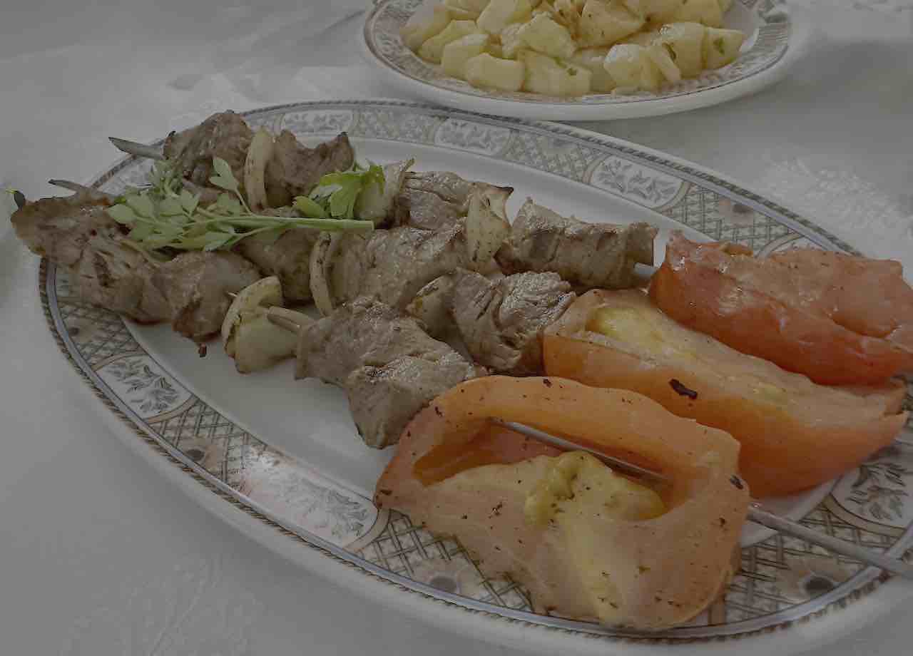 Pinchos libaneses de ternera del restaurante El Líbano en Santa Cruz de Tenerife, Islas Canarias