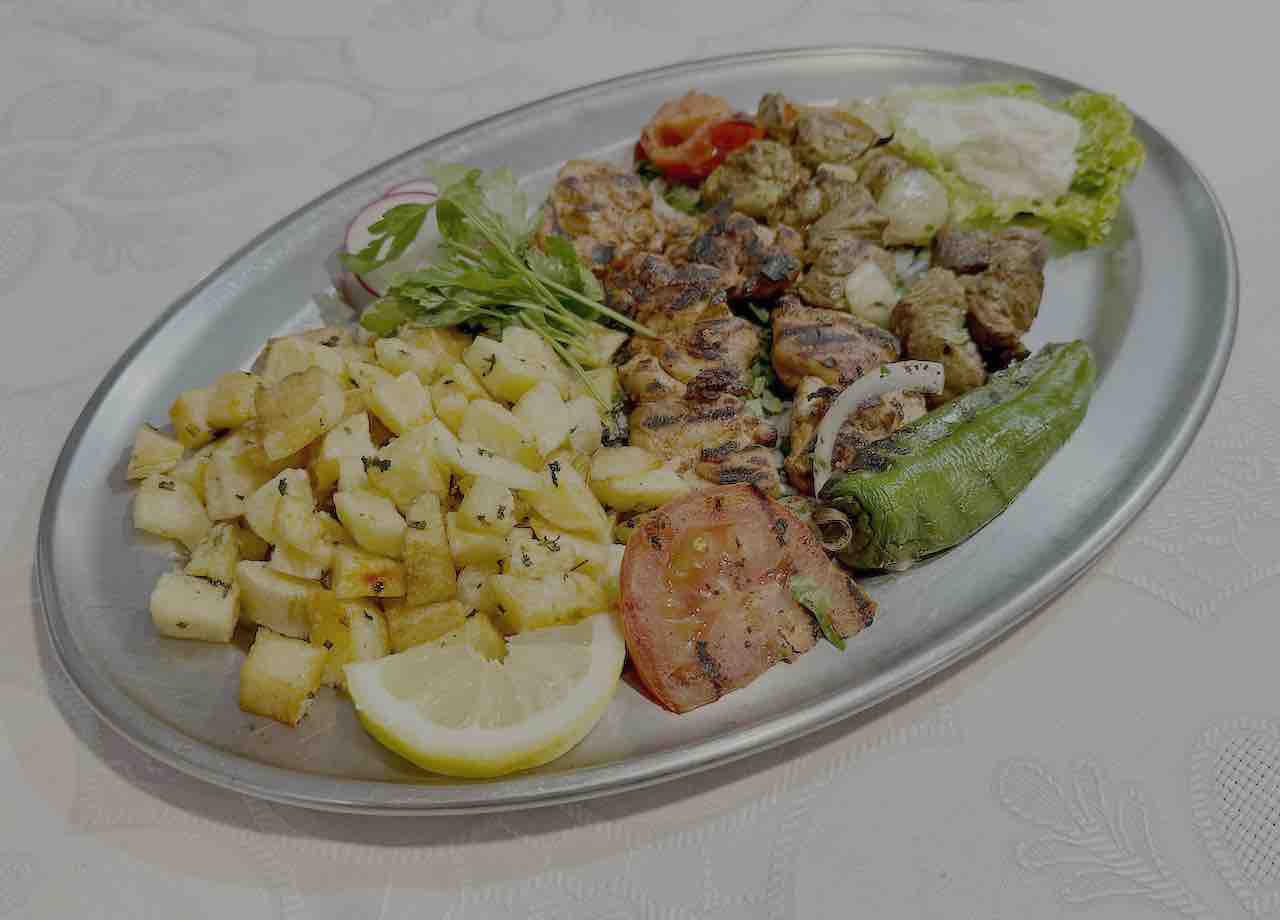 Pinchos libaneses de ternera y pollo del restaurante El Líbano en Santa Cruz de Tenerife, Islas Canarias