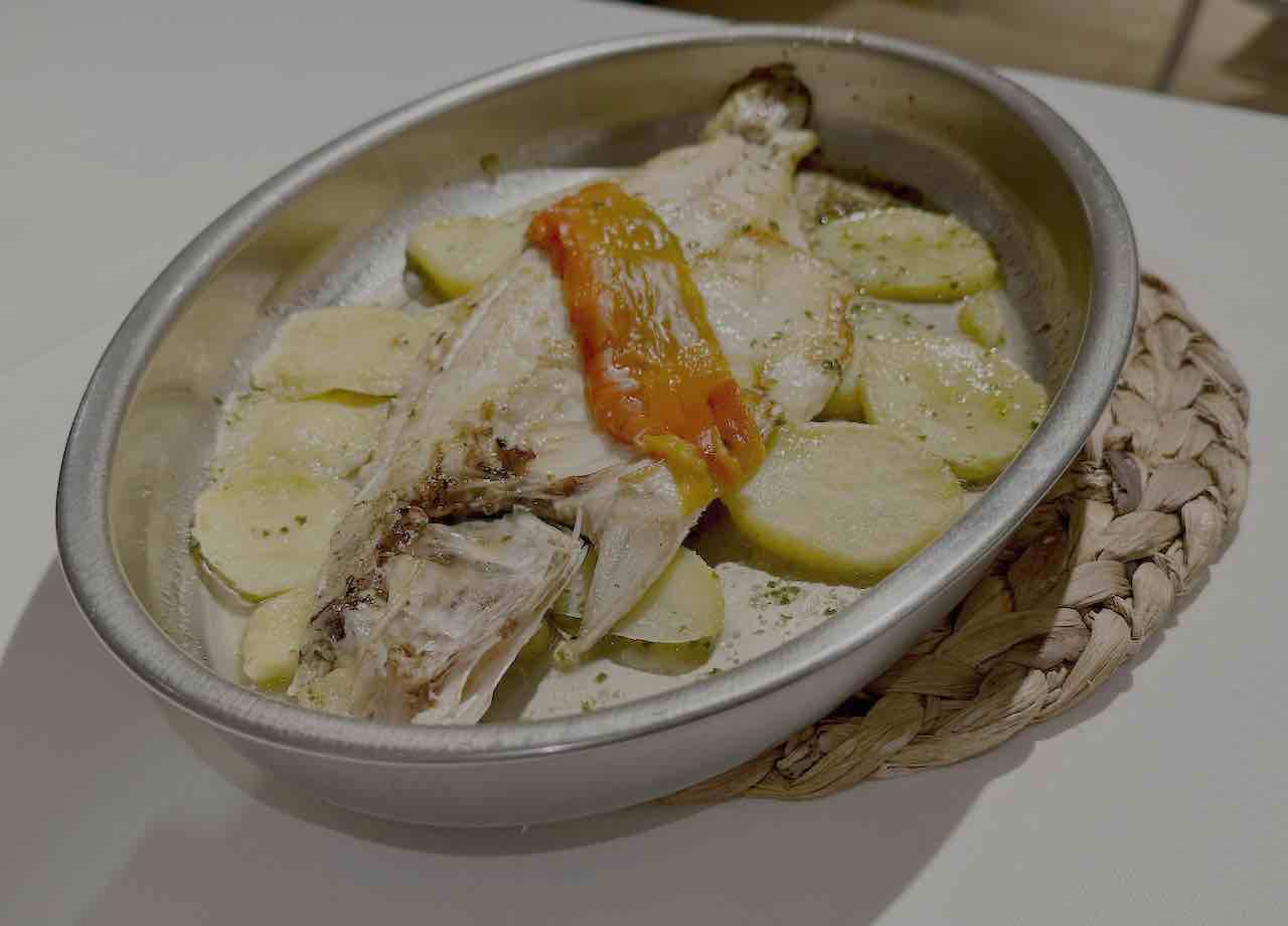 Lubina al horno del restaurante Gelín en Nueva Montaña, Santander (Cantabria)