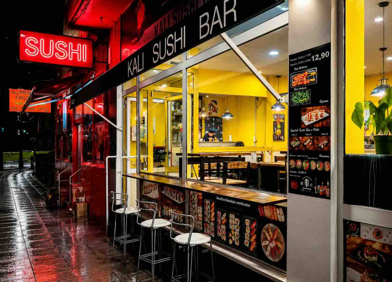 Exterior de Kali Sushi Bar en Santander, restaurante especializado en cocina japonesa, sushi, nigiris, makis y rolls.