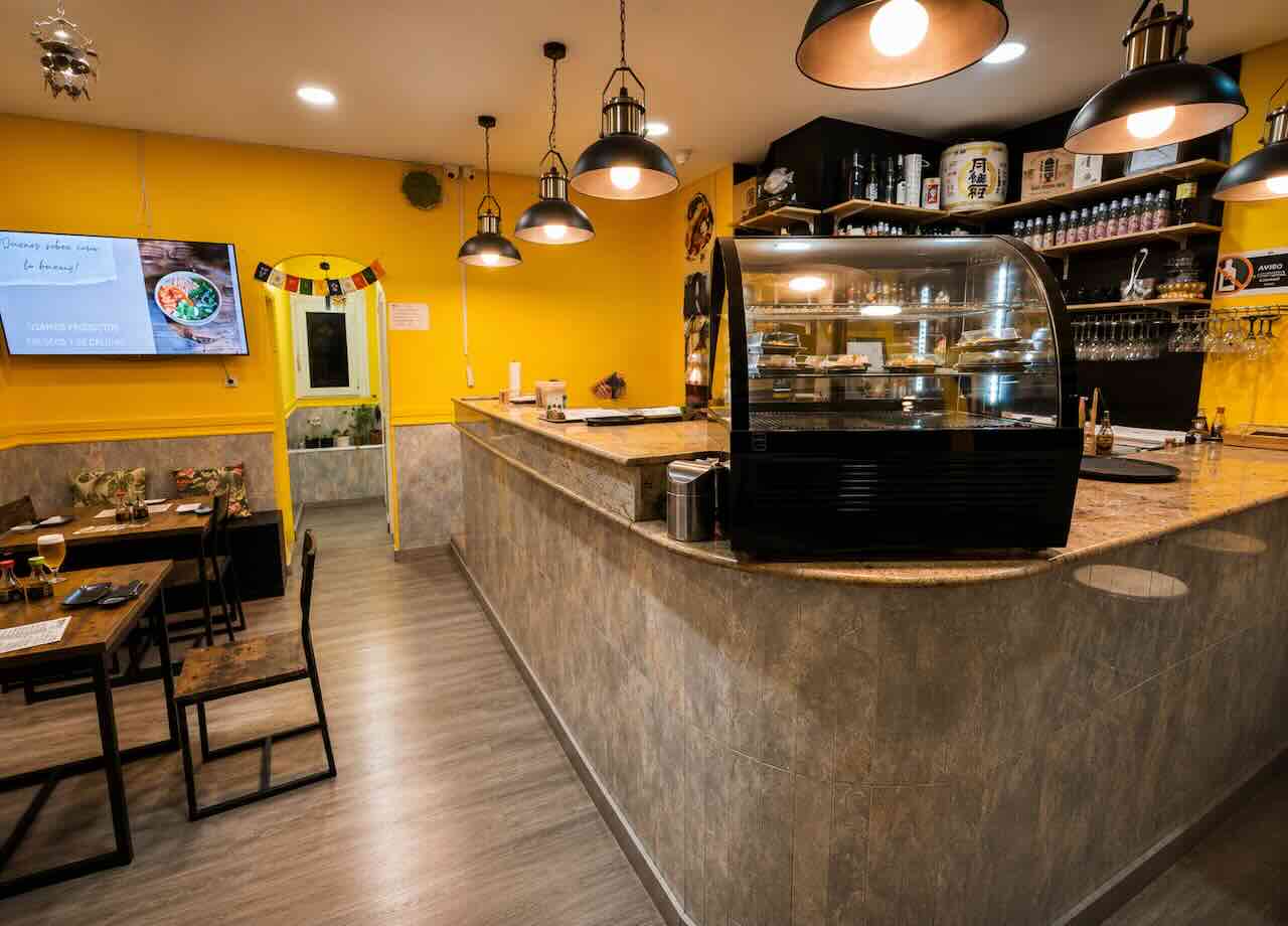 Interior de Kali Sushi Bar en Santander, restaurante especializado en cocina japonesa, sushi, nigiris, makis y rolls.