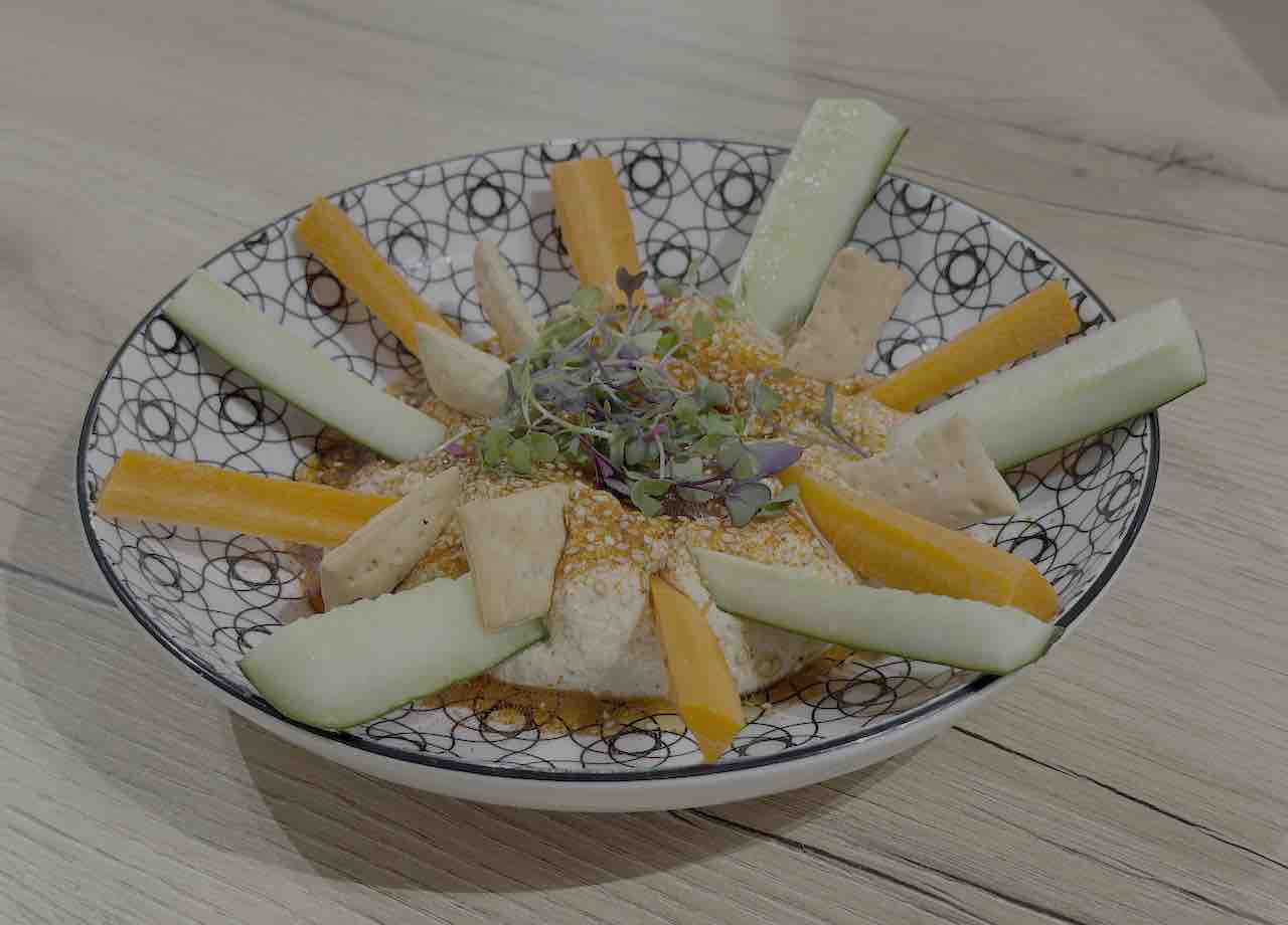 Hummus con crudités del restaurante italiano Marcello en Santander, Cantabria