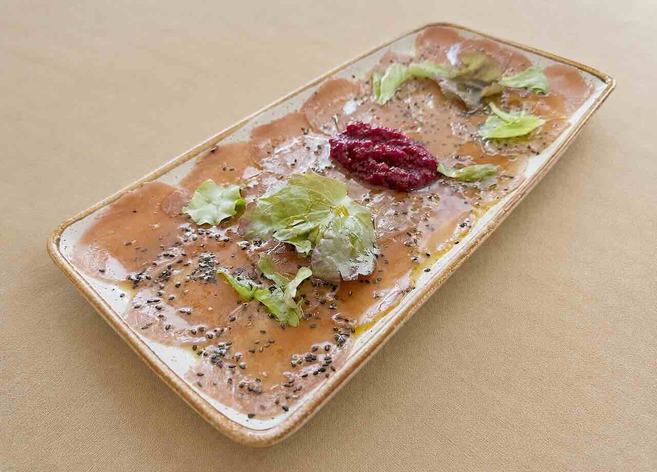 Carpaccio de Atún Rojo con Tartar de Remolacha y Sésamo Negro Lenteja Casa de Comidas Castro Urdiales