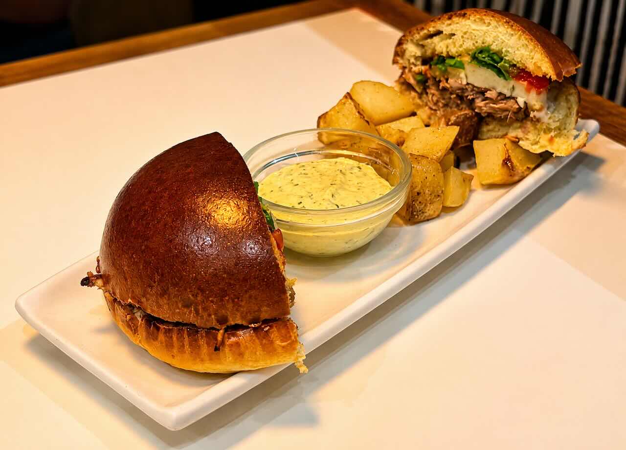 Hamburguesa de costilla desmigada con queso Tres Valles Pasiegos y chutney de tomate Salvaje Santander