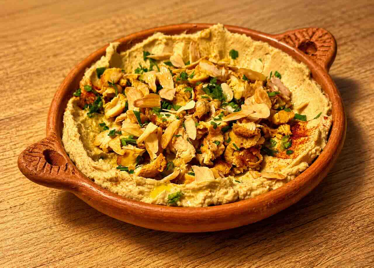 Hummus con shawarma de pollo y escamas de ajo en La Mano de Fátima de Santander