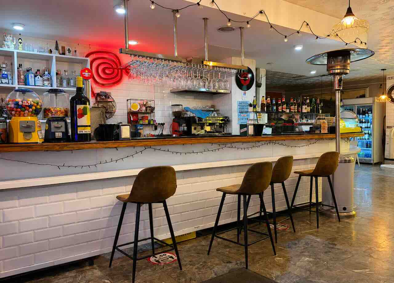 Las Terrazas de Carmen barra interior Santander