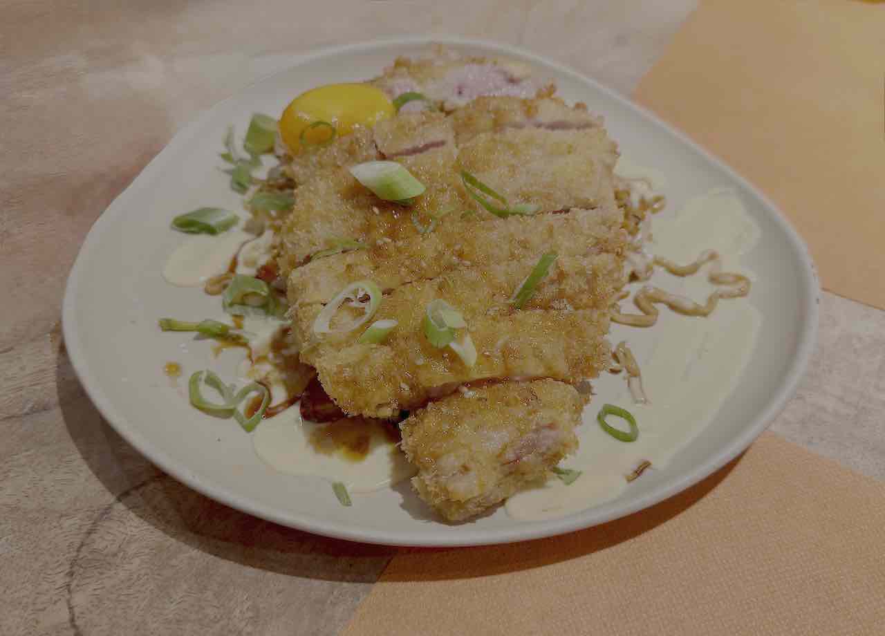 Noodles tonkatsu con cerdo y crema de maracuyá en Olivetta Fusión Maliaño