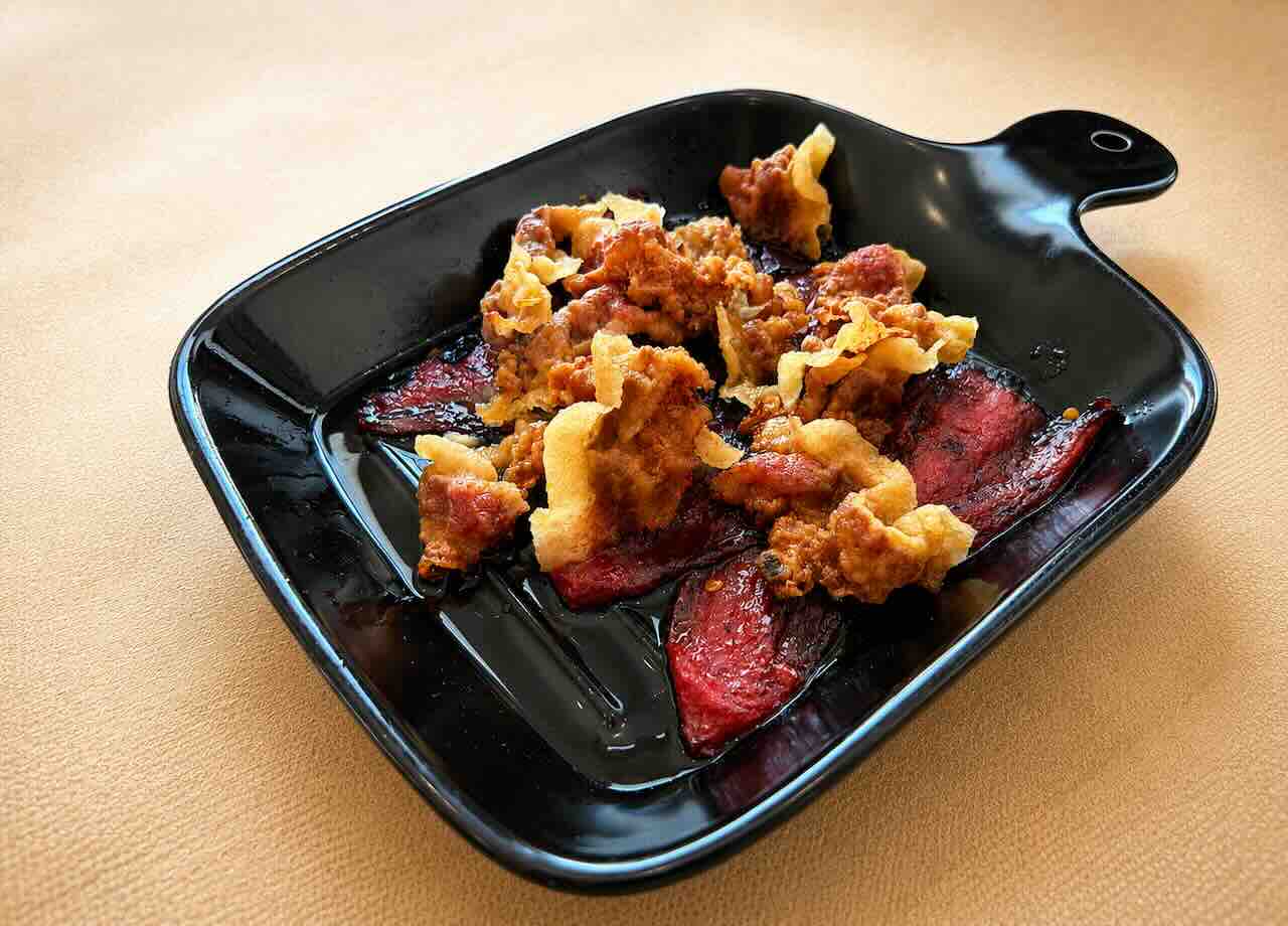 Piquitorris de Lenteja Casa de Comidas, pimientos del piquillo confitados con crujiente de papada ahumada en Castro Urdiales