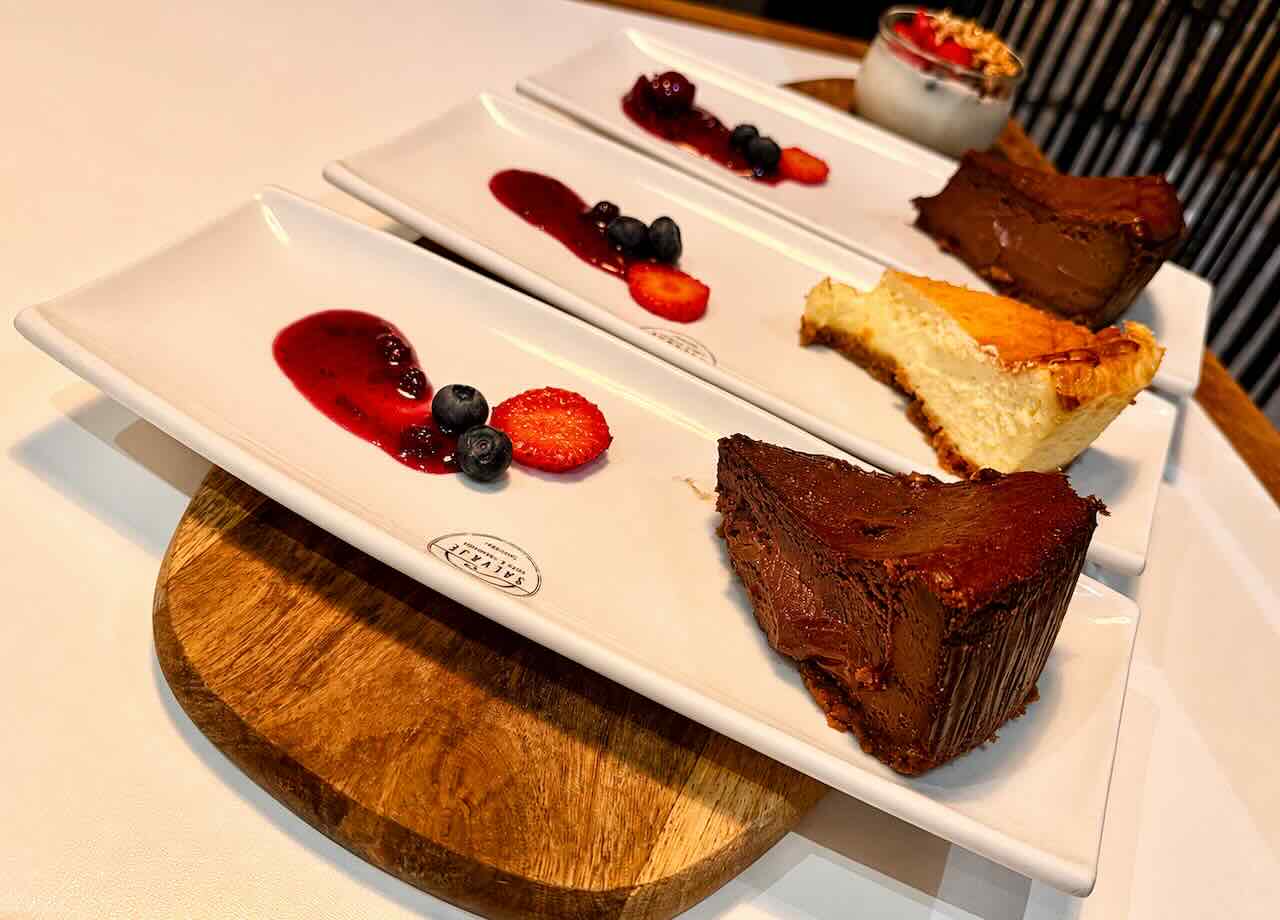 Postres de Salvaje Santander: tarta de chocolate, tarta de queso y yogur de la casa