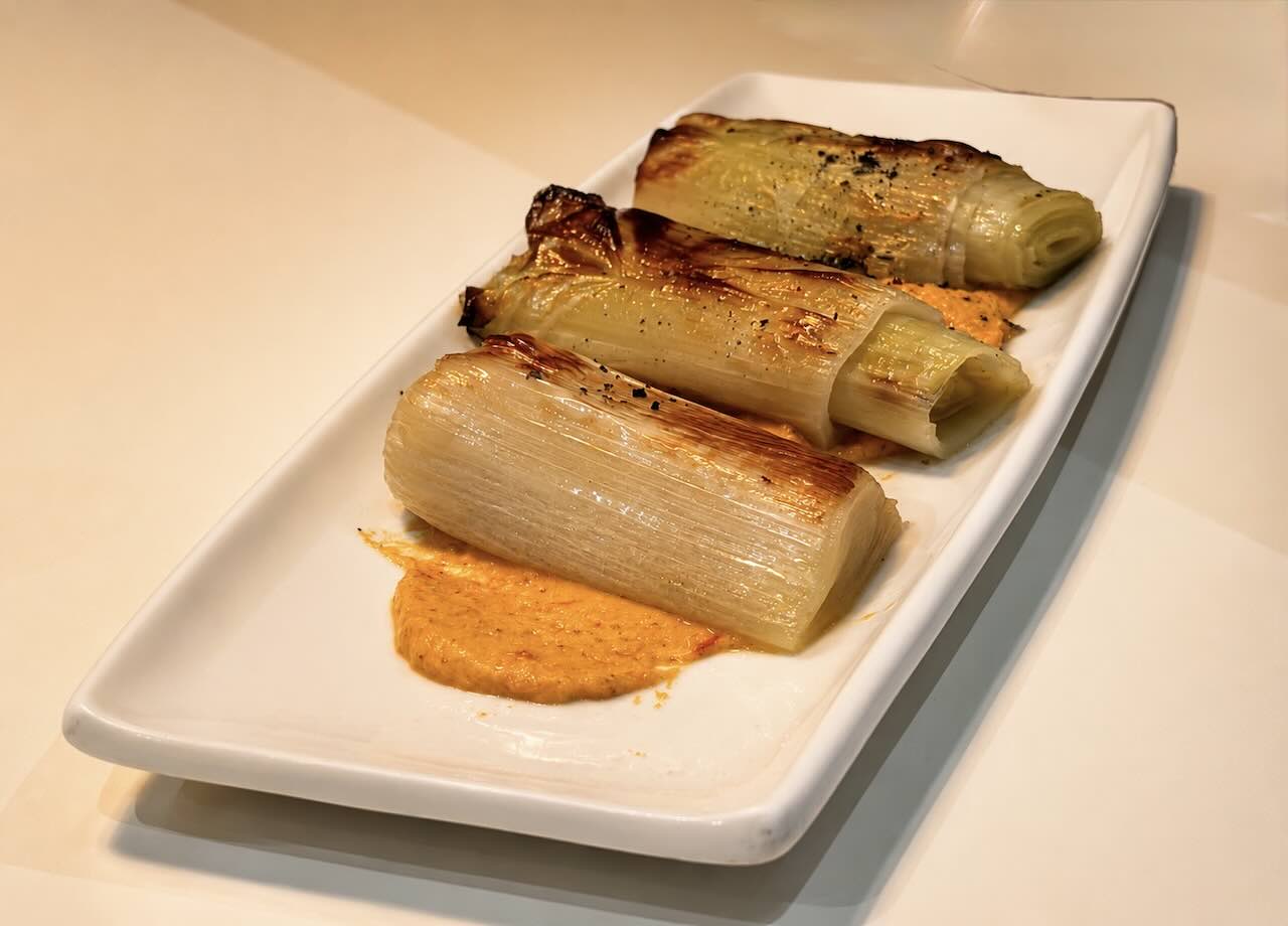 Puerros confitados con salsa romesco Salvaje Santander