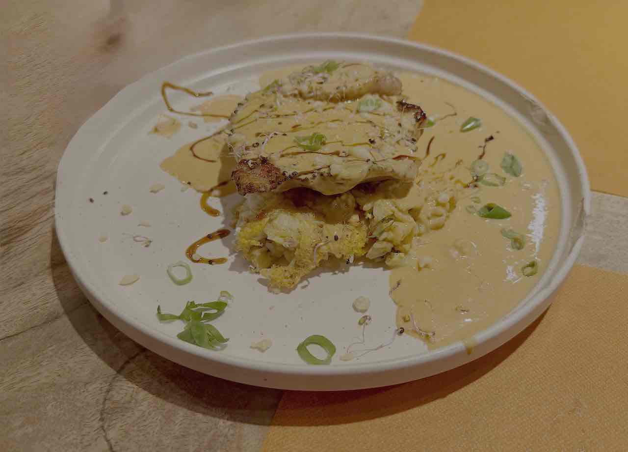 El secreto del Caimán con curry rojo y arroz crujiente en Olivetta Fusión Maliaño