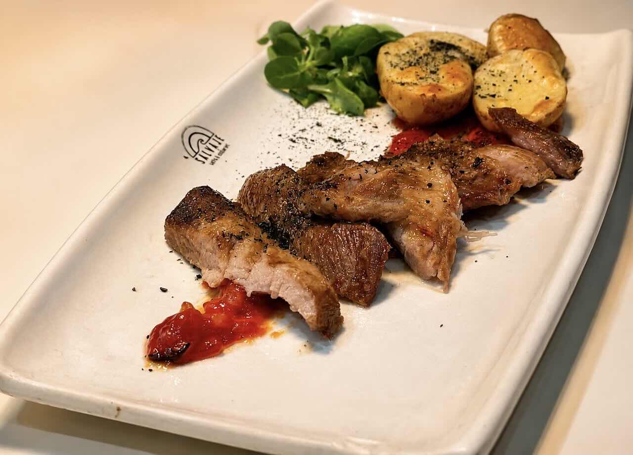 Secreto ibérico con chutney de tomate Salvaje Santander