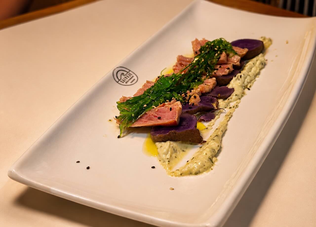 Tataki de atún con patata violeta y salsa tártara Salvaje Santander