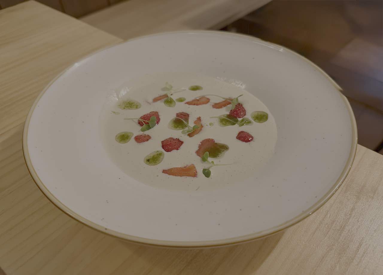 Ajoblanco con fruta fresca y albahaca Casa Lucita