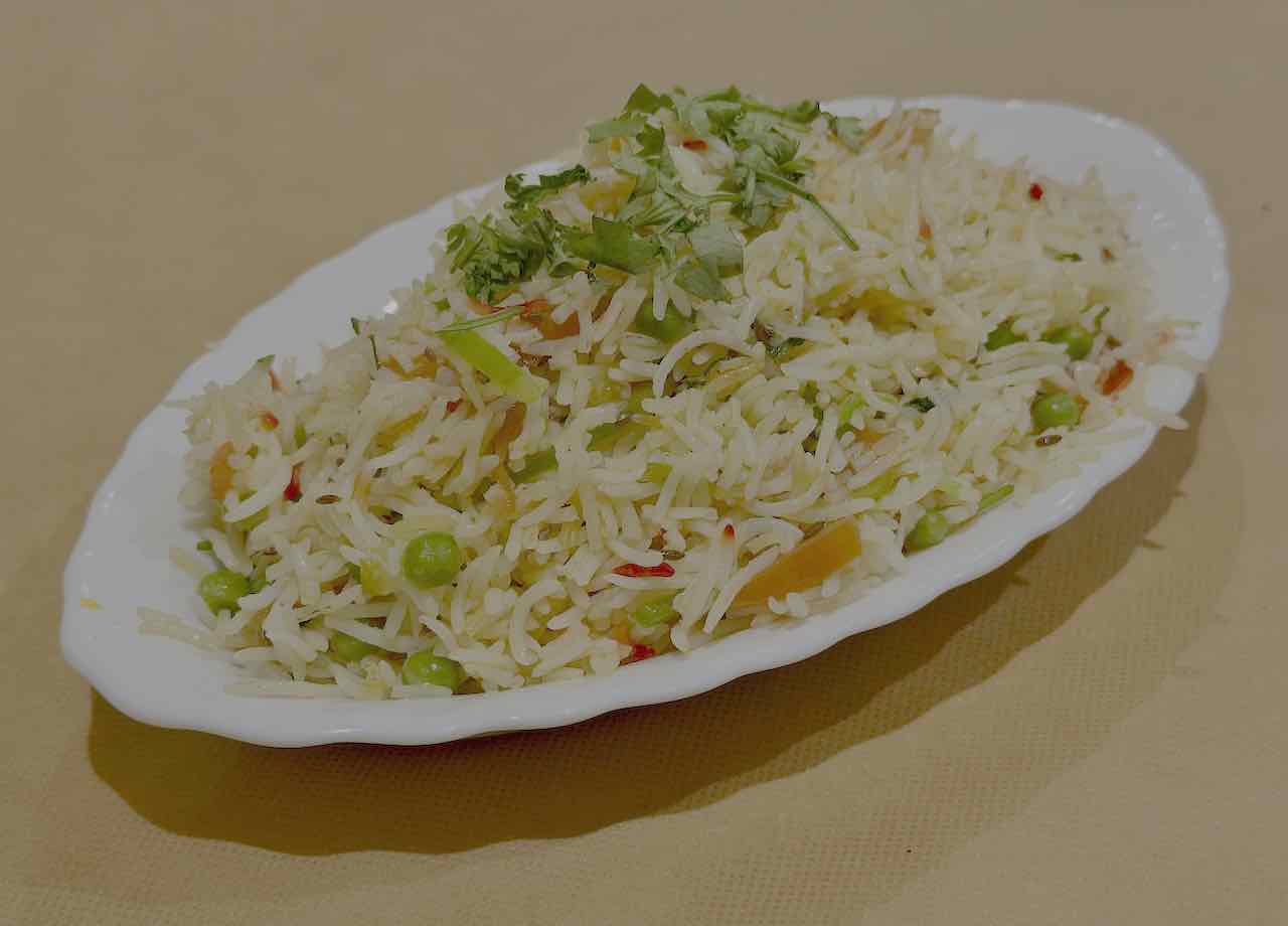 Arroz basmati frito con cebolla y guisantes Taj Mahal Santander