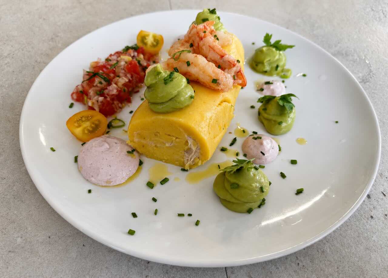 Causa rellena de bonito con gambas y aguacate de Ají Limón by Nelly en Santander