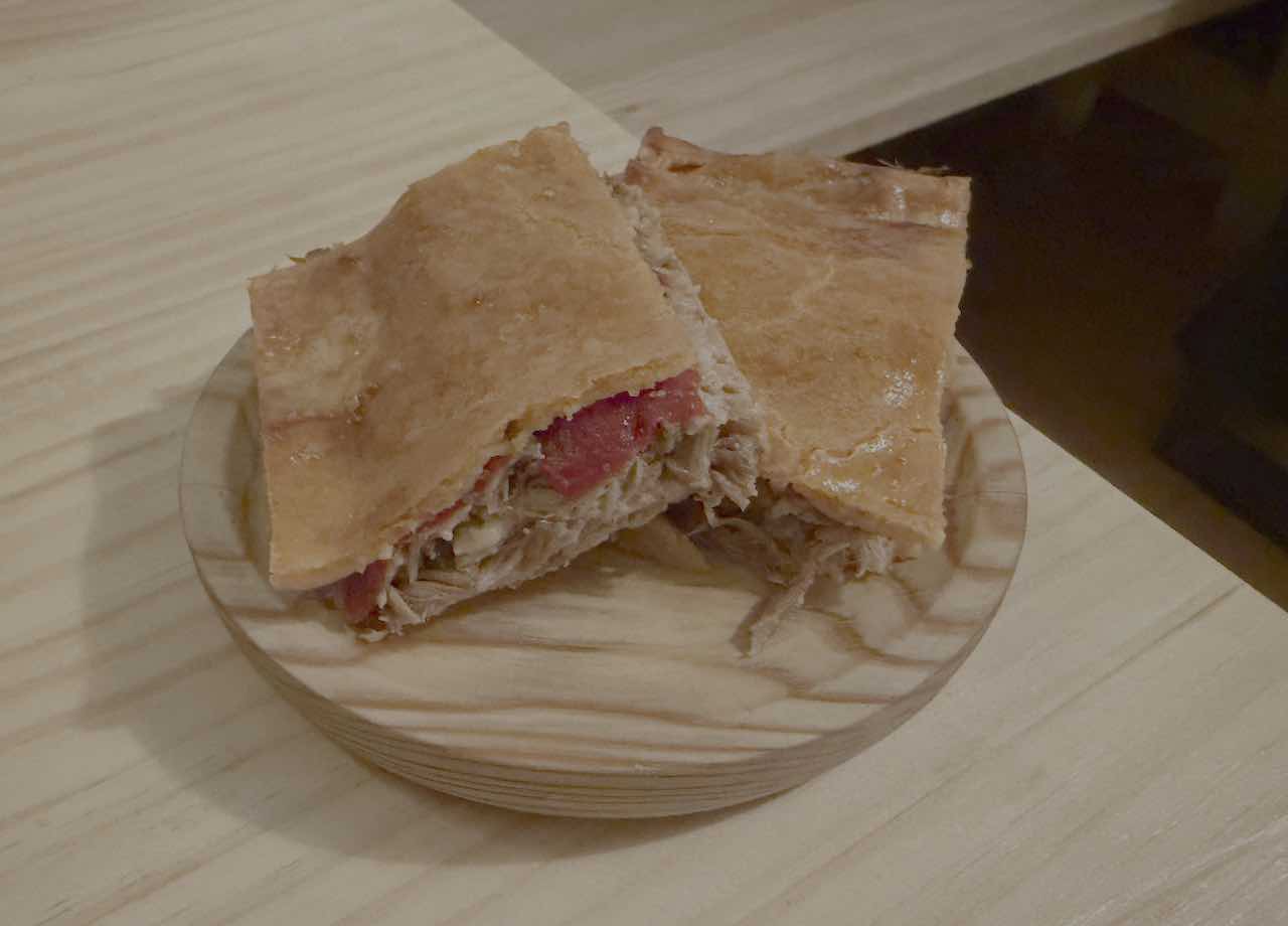 Empanada de morcilla, queso azul y pimiento del piquillo Casa Lucita