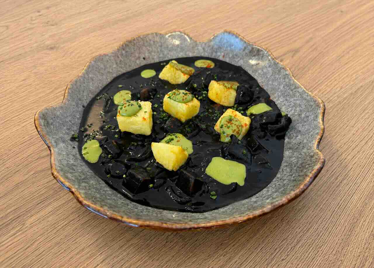 Guiso de jibia de Cantabria en su tinta con patatas