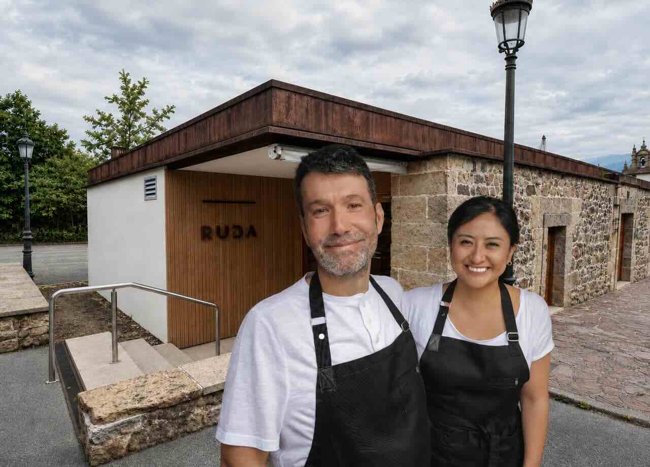 Óscar Ferreras y Katsuko Nakamura con la fachada de RUDA en Villacarriedo