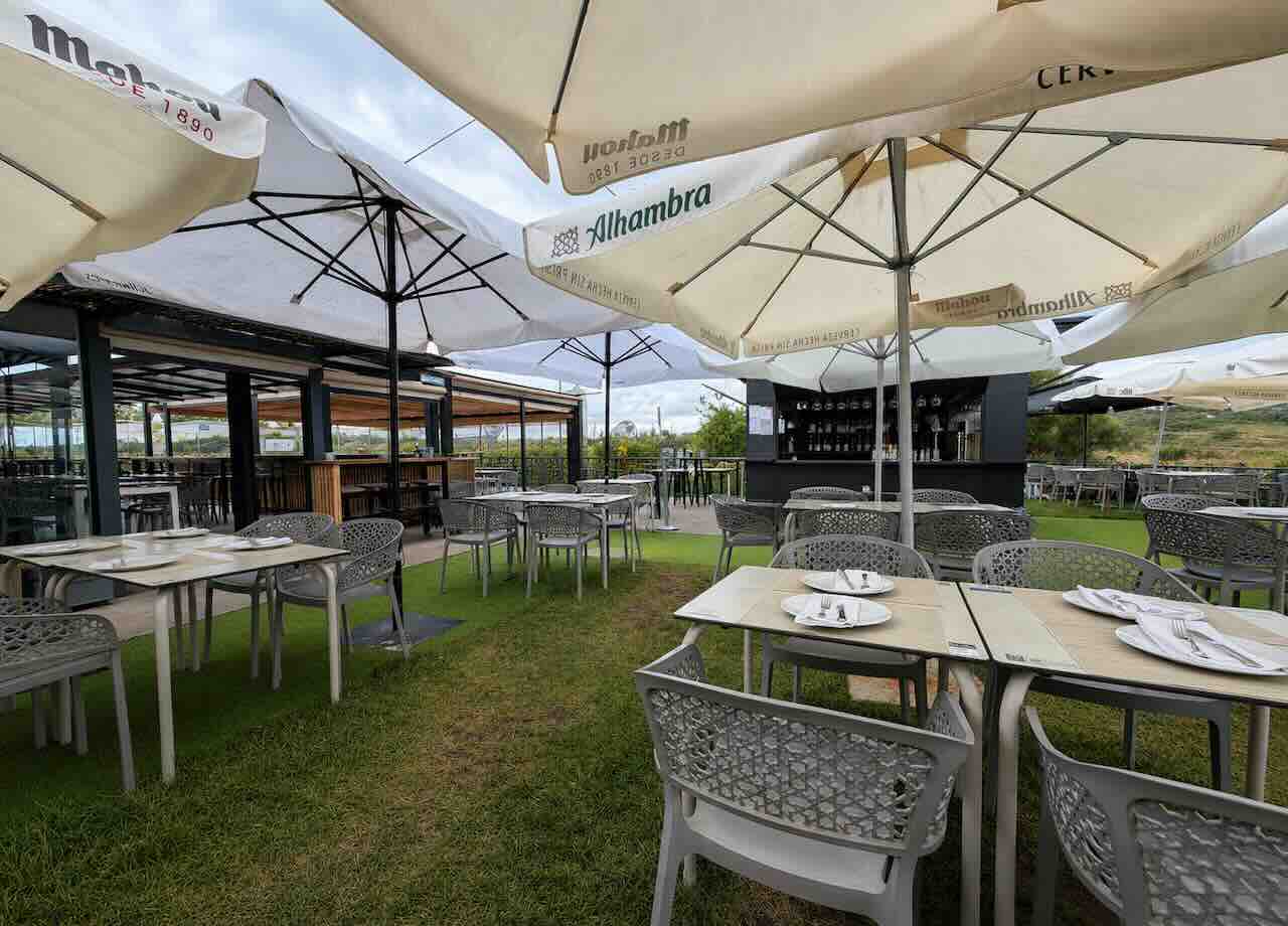 Terraza jardín El Chiringuito de Cuchía