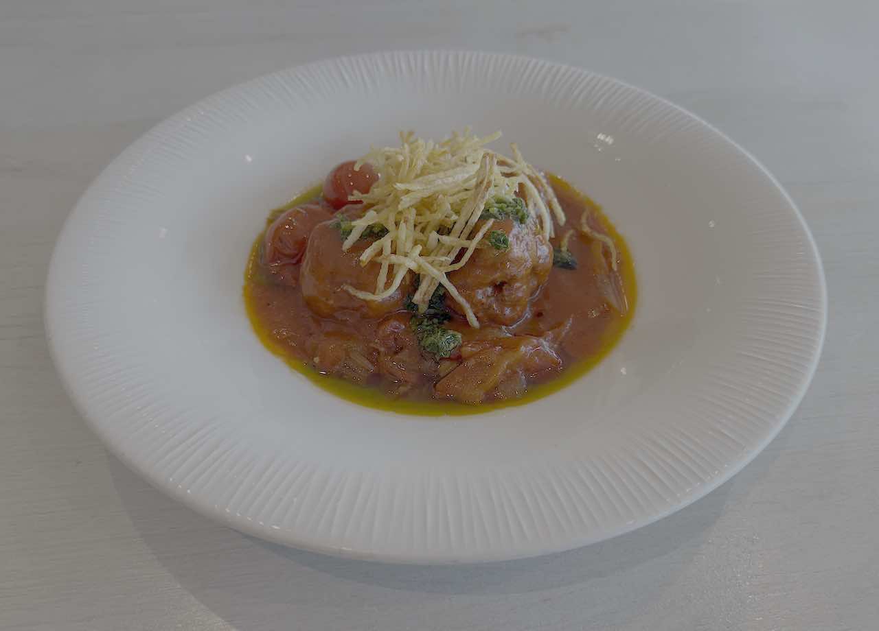 Albóndigas de bonito con piperrada y gremolata Querida Mar Santander